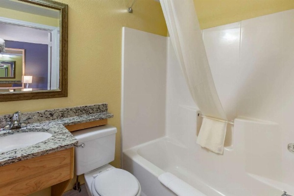 Econo Lodge Clovis image 19