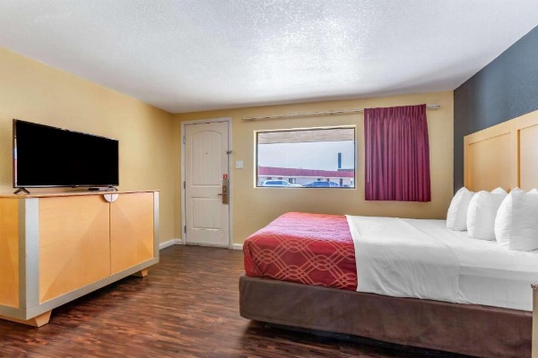 Econo Lodge Clovis image 24
