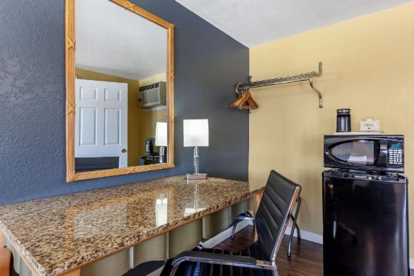 Econo Lodge Clovis image 25