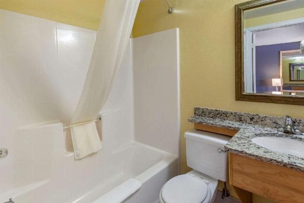 Econo Lodge Clovis image 27